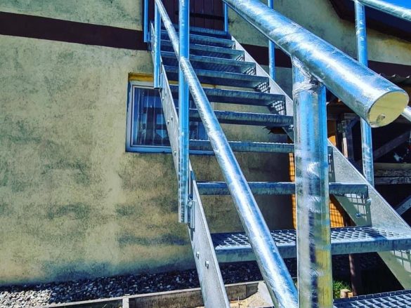 Treppe mit verzinktem Edelstahl